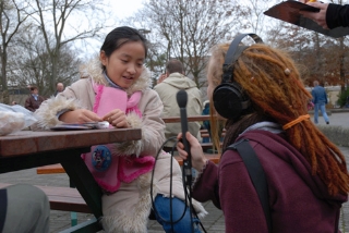 Radio Kids bei einer Umfrage auf dem Pausenhof Radio Kids bei einer Umfrage auf dem Pausenhof